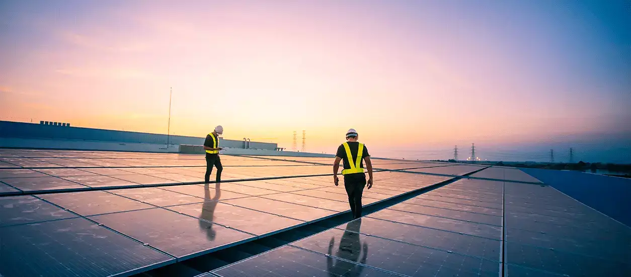 Banner de dos funcionarios Enel, instalando un sistema fotovoltaico en una empresa, Conoce los beneficios para tu empresa.