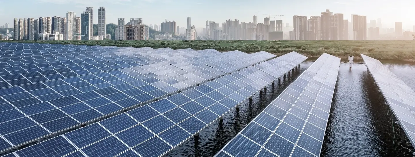 Implementación de energía solar en las ciudades para mejorar la calidad del aire.