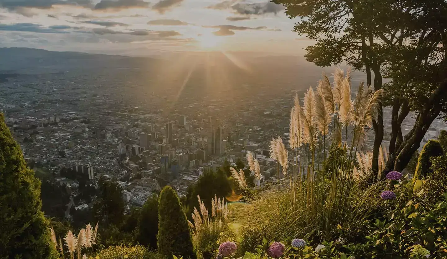 Banner, vista de Bogotá desde sus cerros, en un día soleado, inspírate a la sostenibilidad energética con Enel X.